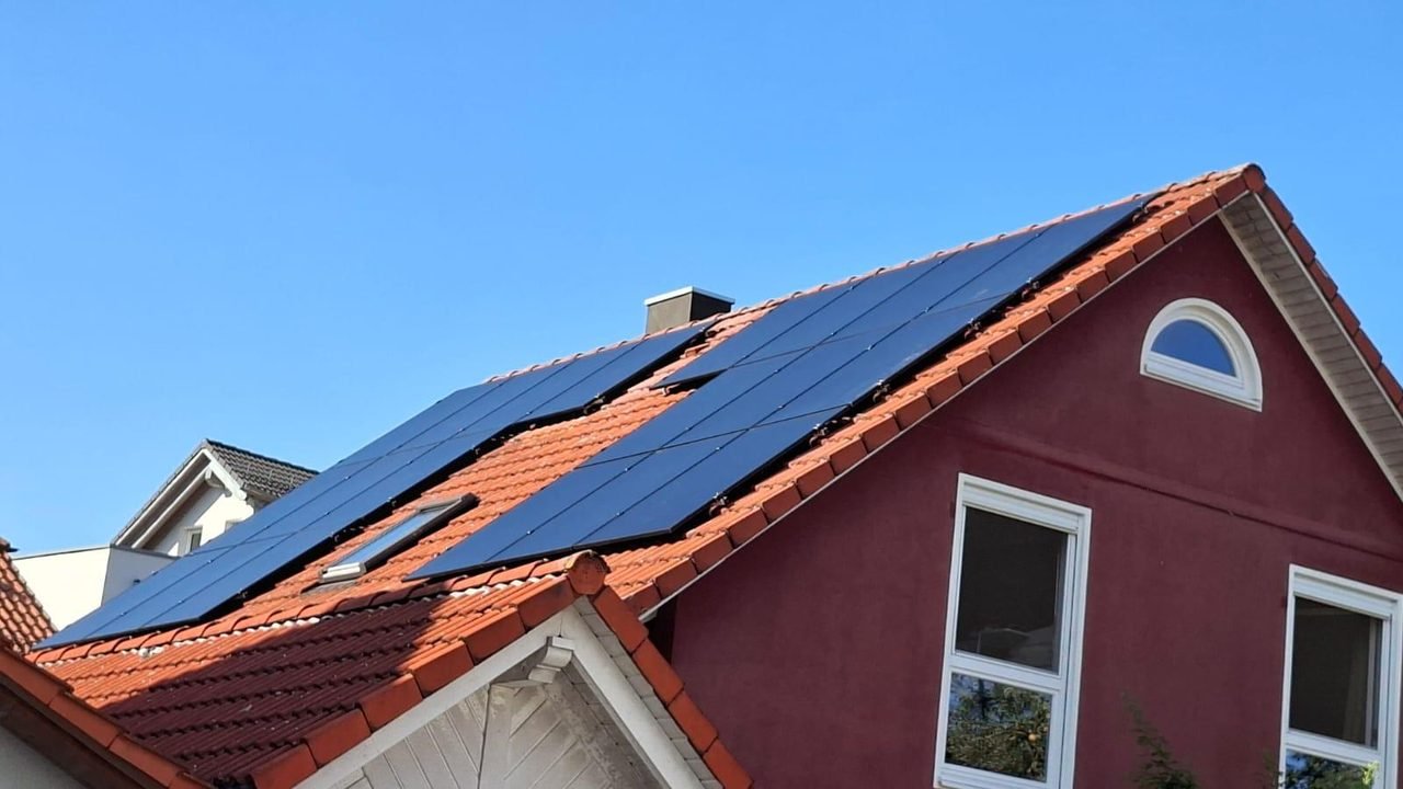 Photovoltaik-Module auf einem Ziegeldach eines Wohnhauses
